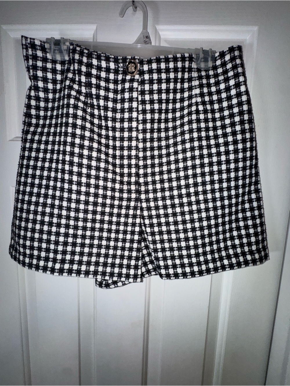 Zara Textured Weave High waisted Plaid Shorts. Size Large. Black/Beige pattern.